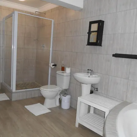 Oakwood Lodge Bloemfontein Exterior photo Bathroom with shower cubicle