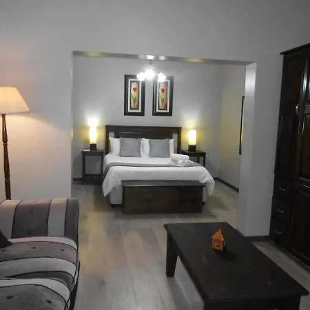 Oakwood Lodge Bloemfontein Exterior photo A bedroom in a hotel
