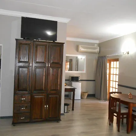 Oakwood Lodge Bloemfontein Exterior photo A typical guest room at the hotel