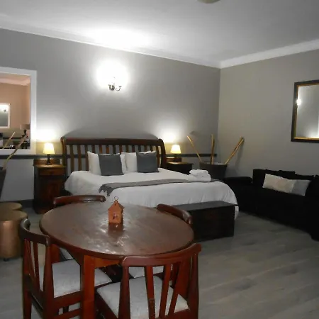 Oakwood Lodge Bloemfontein Exterior photo A bedroom in a hotel