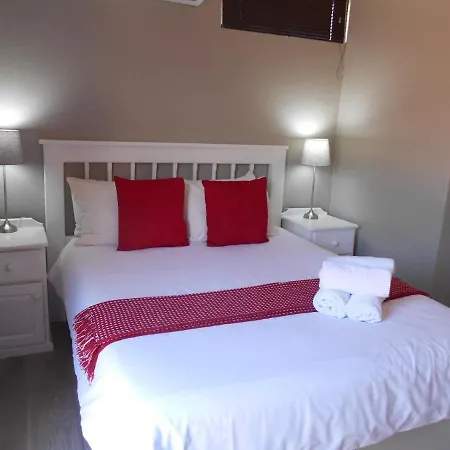 Oakwood Lodge Bloemfontein Exterior photo A bedroom in a guest house