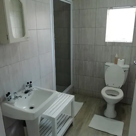 Oakwood Lodge Bloemfontein Exterior photo A modern bathroom