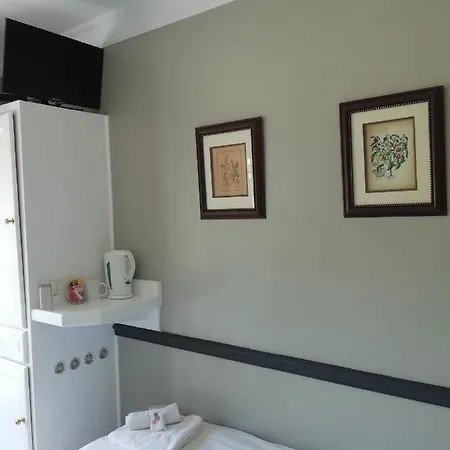 Oakwood Lodge Bloemfontein Exterior photo A typical room at the hospital