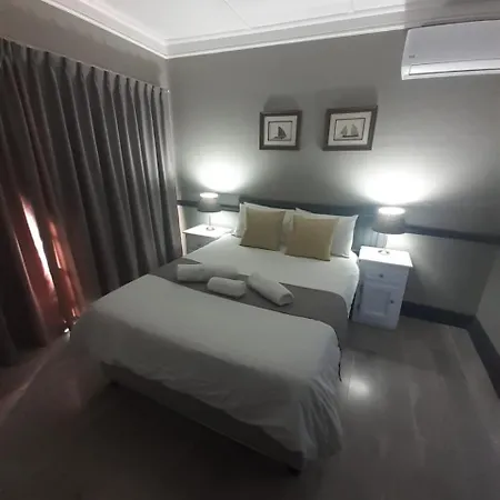 Oakwood Lodge Bloemfontein Exterior photo A bedroom at the hotel