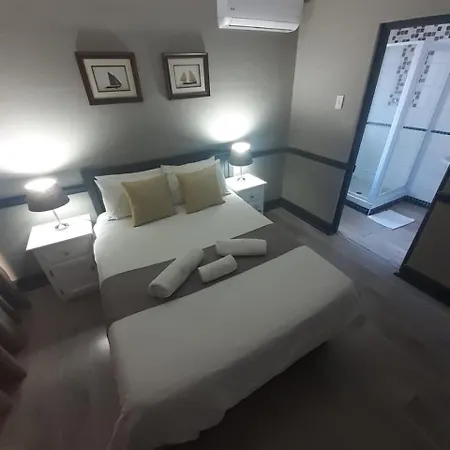 Oakwood Lodge Bloemfontein Exterior photo A room at the hotel