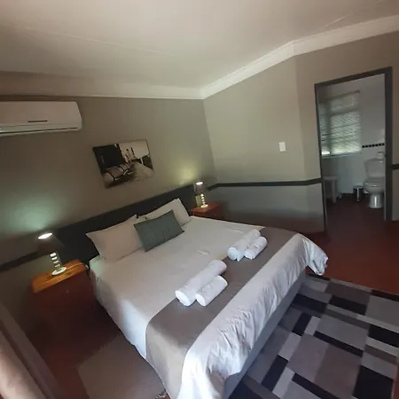 Oakwood Lodge Bloemfontein Exterior photo A room at the Protea Hotel, Polokwane