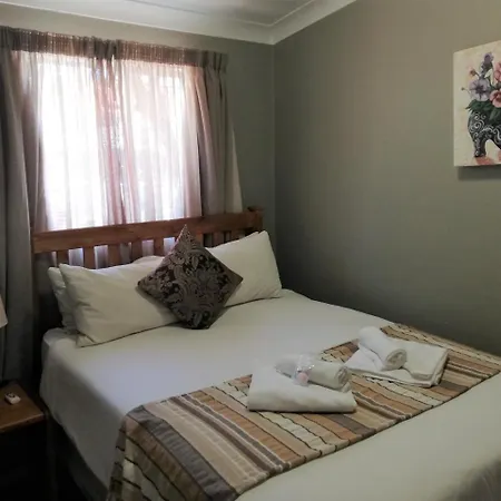 Oakwood Lodge Bloemfontein Exterior photo A bedroom at the hotel